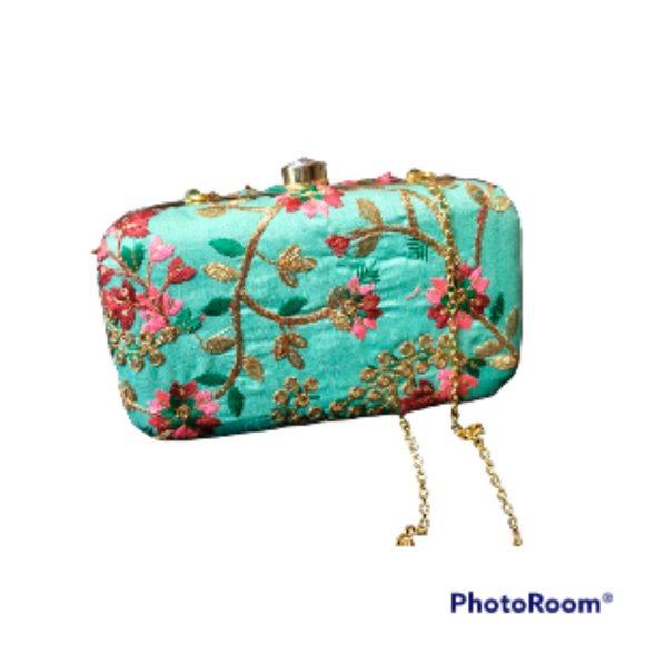 Green Clutch with  embroidery -hand made - Picture 3 of 8